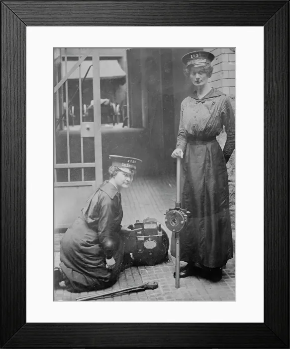 Framed Print : German women do men's work, between c1915 and 1918. Creator: Bain News Service Framed Print : German women do men's work, between c1915 and 1918. Creator: Bain News Service