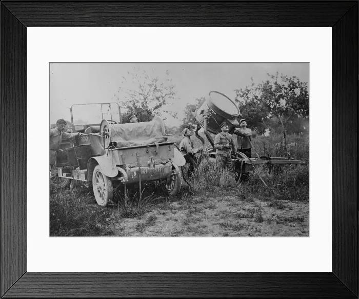 Framed Print : French searchlight for aircraft, between c1915 and 1918. Creator: Bain News Service Framed Print : French searchlight for aircraft, between c1915 and 1918. Creator: Bain News Service