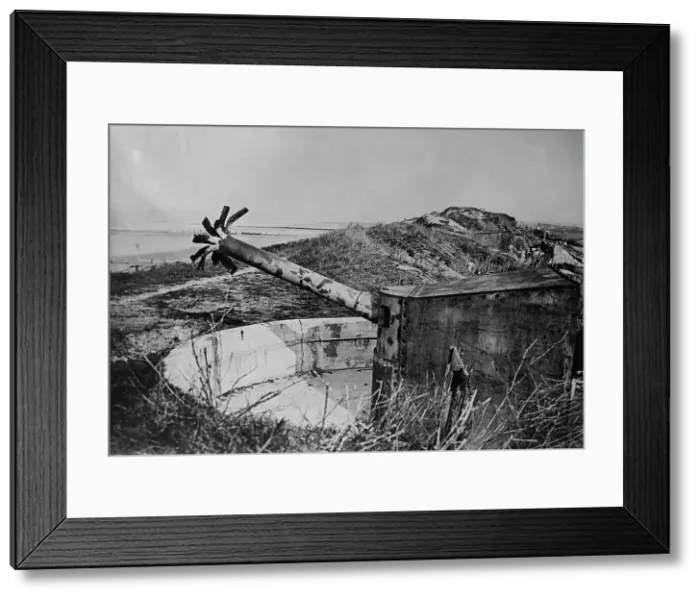 Framed Print : Zeebrugge, gun spoiled by Germans, 24 Oct 1918. Creator: Bain News Service Framed Print : Zeebrugge, gun spoiled by Germans, 24 Oct 1918. Creator: Bain News Service