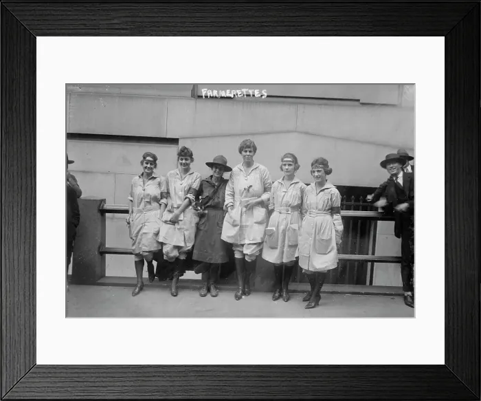 Framed Print : Farmerettes, between c1915 and 1918. Creator: Bain News Service Framed Print : Farmerettes, between c1915 and 1918. Creator: Bain News Service