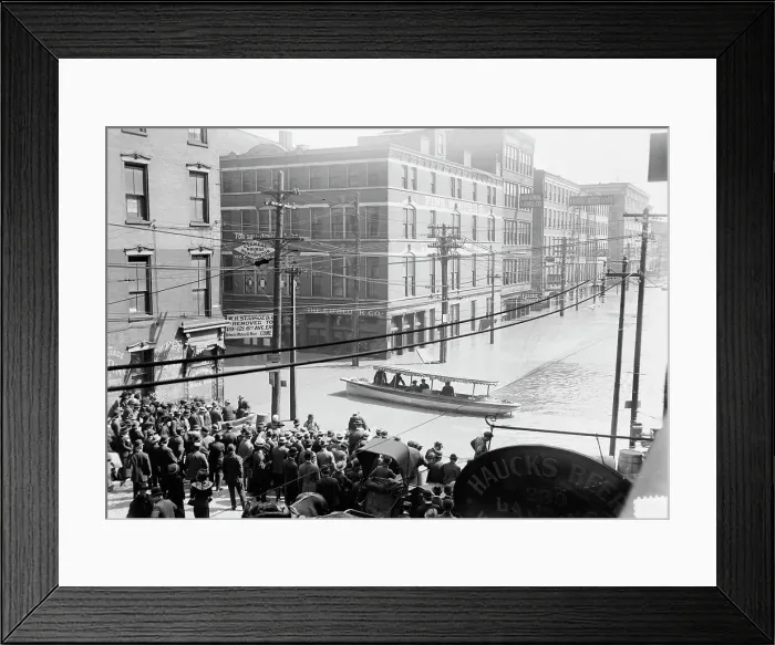 Framed Print : Cin'ti [i.e. Cincinnati] under water, between c1910 and c1915. Creator: Bain News Service