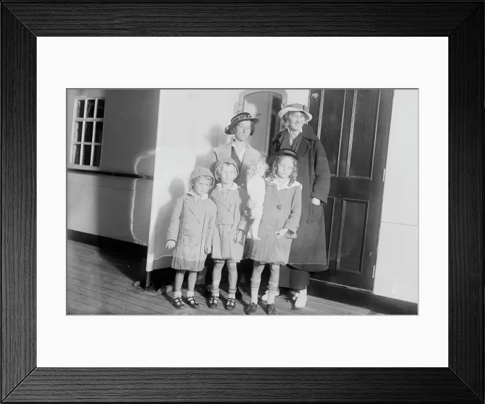 Framed Print : Mrs. A.B. Cooke -- Frances Coffee -- Cooke Children, 1915. Creator: Bain News Service Framed Print : Mrs. A.B. Cooke -- Frances Coffee -- Cooke Children, 1915. Creator: Bain News Service