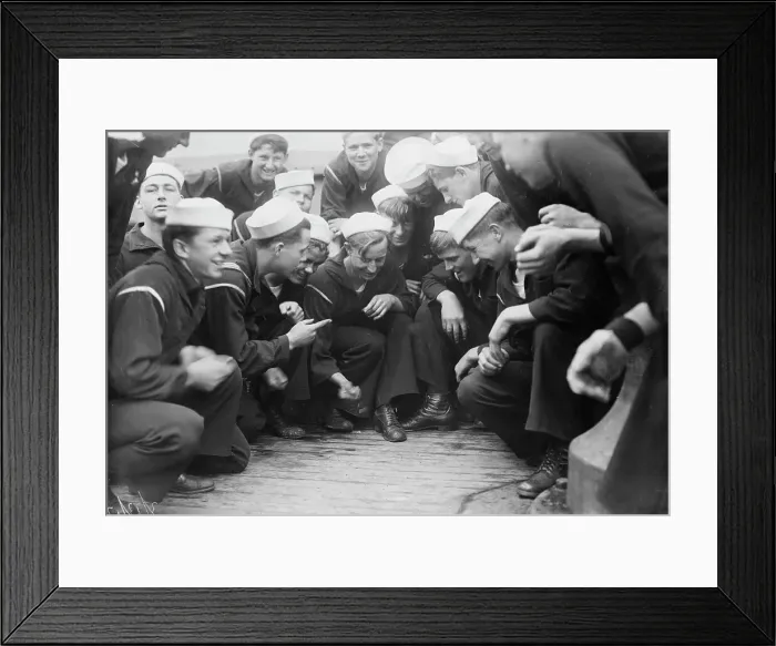 Framed Print : Shooting craps on NEW YORK, between c1910 and c1915. Creator: Bain News Service Framed Print : Shooting craps on NEW YORK, between c1910 and c1915. Creator: Bain News Service