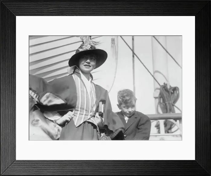 Framed Print : Mrs. D.S. Andrews (A.V. Hayne), 1915. Creator: Bain News Service Framed Print : Mrs. D.S. Andrews (A.V. Hayne), 1915. Creator: Bain News Service