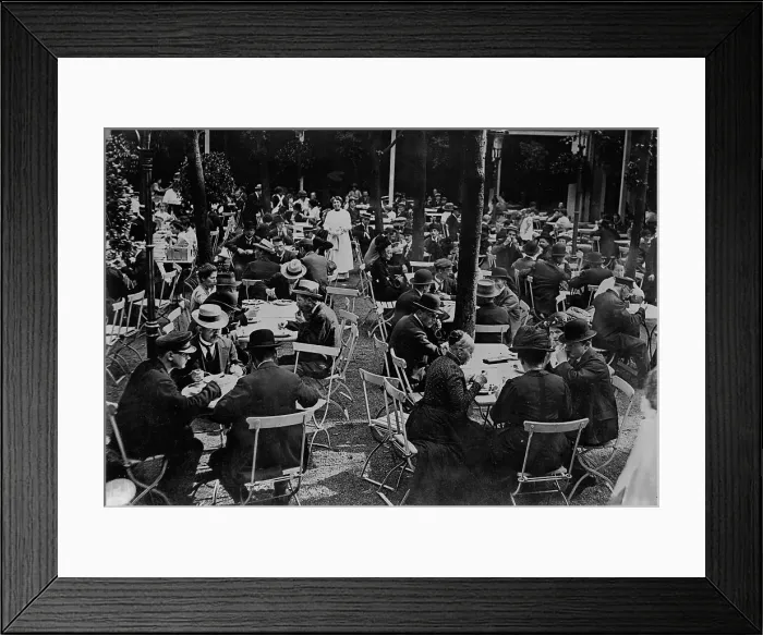 Framed Print : Berlin -- folk restaurant, between c1915 and c1920. Creator: Bain News Service Framed Print : Berlin -- folk restaurant, between c1915 and c1920. Creator: Bain News Service