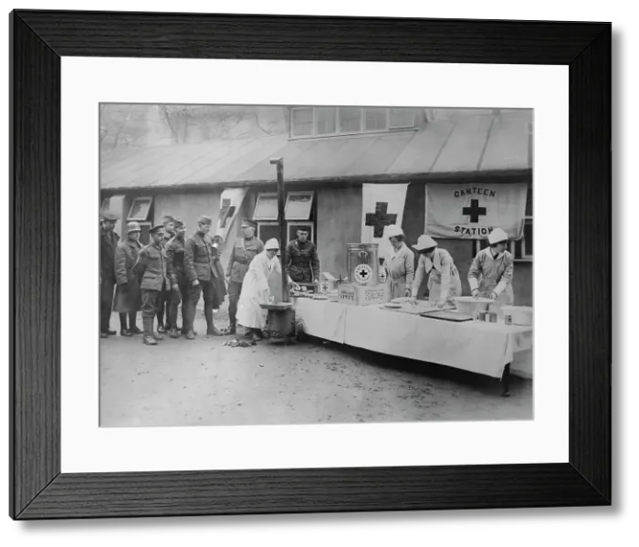 Framed Print : London canteen, between c1915 and c1920. Creator: Bain News Service Framed Print : London canteen, between c1915 and c1920. Creator: Bain News Service