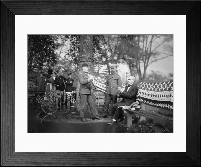 Framed Print : knitting bee, between c1915 and c1920. Creator: Bain News Service Framed Print : knitting bee, between c1915 and c1920. Creator: Bain News Service