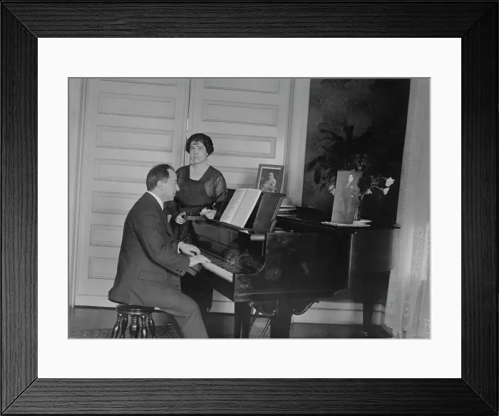 Framed Print : Laura Robertson, between c1915 and c1920. Creator: Bain News Service Framed Print : Laura Robertson, between c1915 and c1920. Creator: Bain News Service