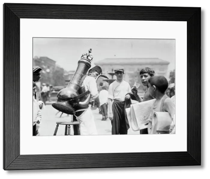Framed Print : Selling cool drinks in Syrian Quarter, between c1910 and c1915. Creator: Bain News Service Framed Print : Selling cool drinks in Syrian Quarter, between c1910 and c1915. Creator: Bain News Service