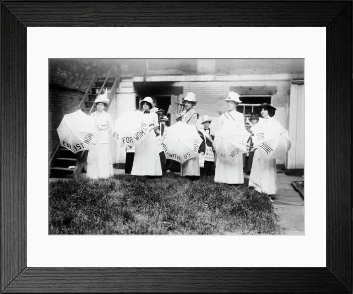 Framed Print : N.Y. Suffragettes, between c1910 and c1915. Creator: Bain News Service Framed Print : N.Y. Suffragettes, between c1910 and c1915. Creator: Bain News Service