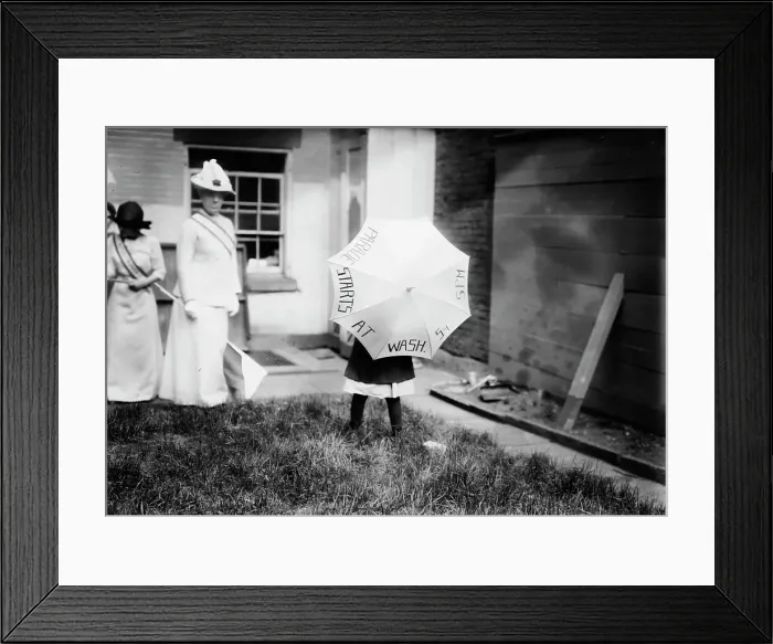 Framed Print : N.Y. Suffragettes, between c1910 and c1915. Creator: Bain News Service Framed Print : N.Y. Suffragettes, between c1910 and c1915. Creator: Bain News Service