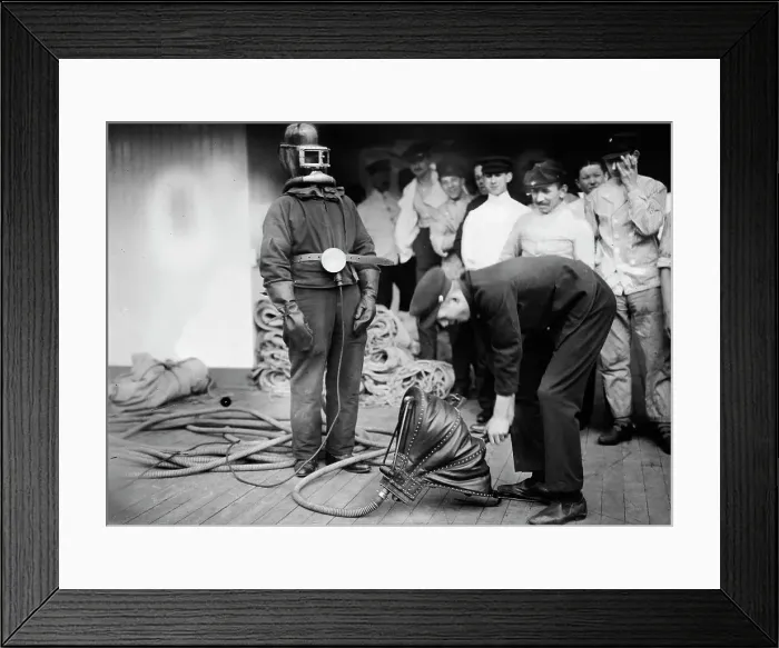Framed Print : Getting ready for fire KAISER WILHELM the 2nd, between c1910 and c1915. Creator: Bain News Service Framed Print : Getting ready for fire KAISER WILHELM the 2nd, between c1910 and c1915. Creator: Bain News Service