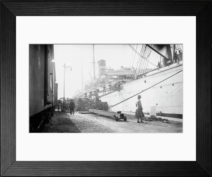 Framed Print : Loading MEADE, 1914. Creator: Bain News Service Framed Print : Loading MEADE, 1914. Creator: Bain News Service