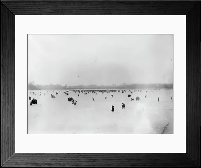 Framed Print : At Red Bank, between c1910 and c1915. Creator: Bain News Service Framed Print : At Red Bank, between c1910 and c1915. Creator: Bain News Service