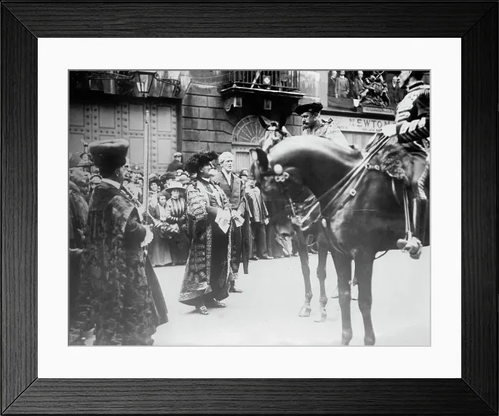Framed Print : Aldermen Challenge King's Pursuivant at Temple Bar, London, 1910. Creator: Bain News Service Framed Print : Aldermen Challenge King's Pursuivant at Temple Bar, London, 1910. Creator: Bain News Service