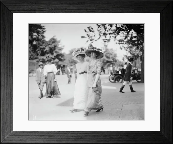 Framed Print : Mrs. Hitt & Mrs. Longworth, 1912. Creator: Bain News Service Framed Print : Mrs. Hitt & Mrs. Longworth, 1912. Creator: Bain News Service