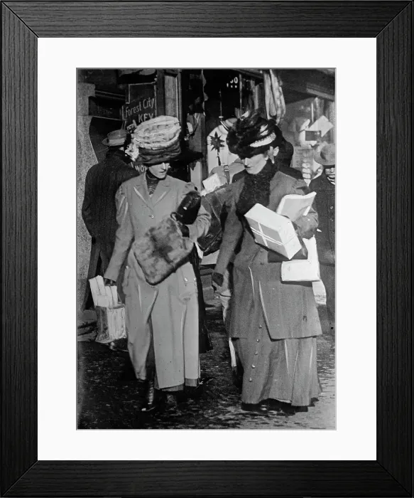 Framed Print : Christmas shoppers, between c1910 and c1915. Creator: Bain News Service Framed Print : Christmas shoppers, between c1910 and c1915. Creator: Bain News Service