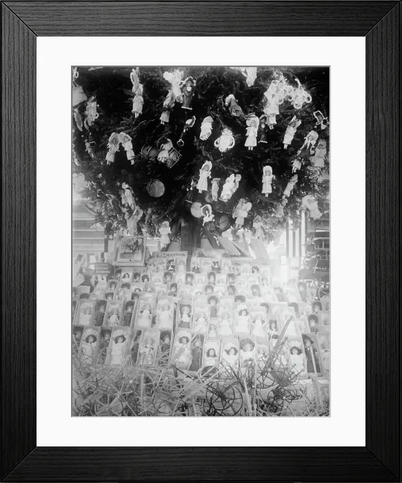 Framed Print : Christmas, Show Window, between c1910 and c1915. Creator: Bain News Service Framed Print : Christmas, Show Window, between c1910 and c1915. Creator: Bain News Service