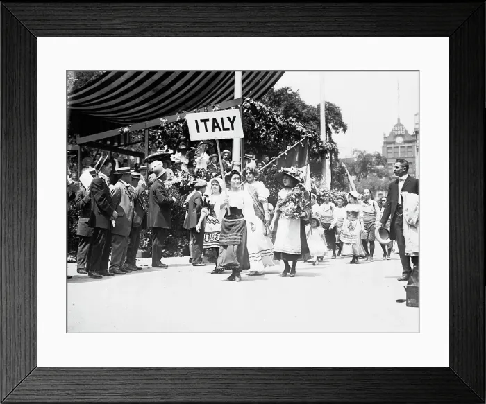 Framed Print : Italy in N.Y. 4th July parade, between c1910 and c1915. Creator: Bain News Service Framed Print : Italy in N.Y. 4th July parade, between c1910 and c1915. Creator: Bain News Service