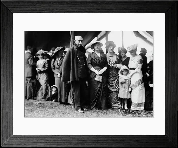 Framed Print : Gen. T.H. Barry, Mrs. Lindley Garrison, Mrs. Barry, Mrs. C.F. Roe, between c1910 and c1915. Creator: Bain News Service Framed Print : Gen. T.H. Barry, Mrs. Lindley Garrison, Mrs. Barry, Mrs. C.F. Roe, between c1910 and c1915. Creator: Bain News Service