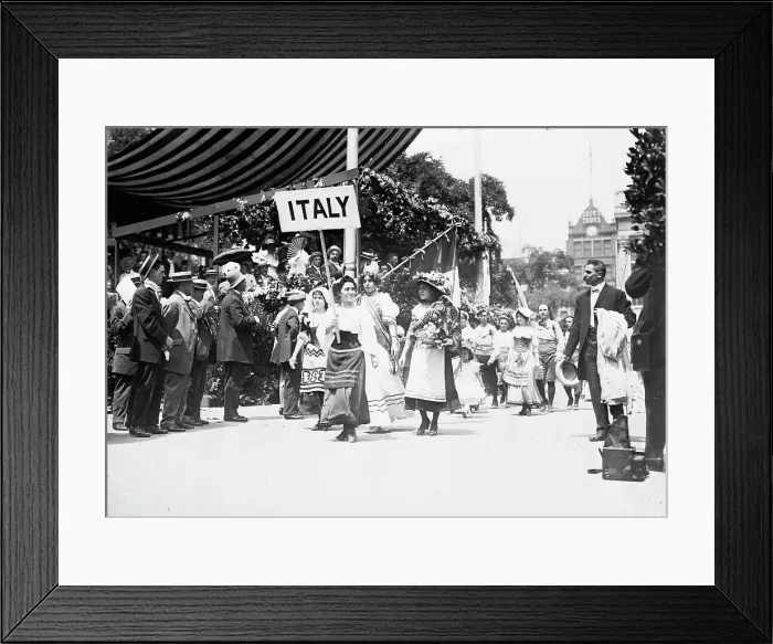 Framed Print : Italy in N.Y. 4th July parade, between c1910 and c1915. Creator: Bain News Service Framed Print : Italy in N.Y. 4th July parade, between c1910 and c1915. Creator: Bain News Service