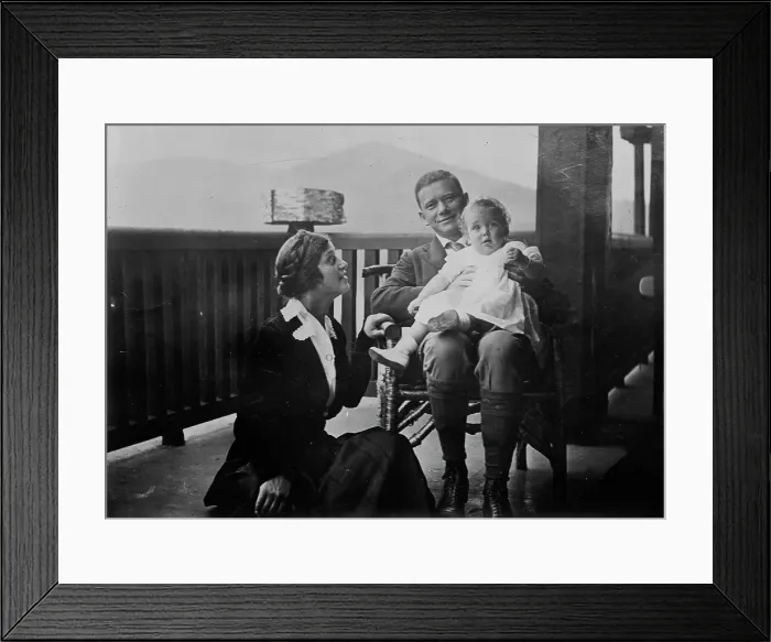 Framed Print : Efrem Zimbalist, Alma Gluck & Baby, 1916. Creator: Bain News Service Framed Print : Efrem Zimbalist, Alma Gluck & Baby, 1916. Creator: Bain News Service
