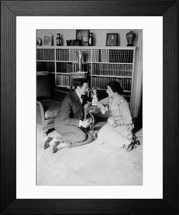 Framed Print : Geraldine Farrar & Lou Tellegen, between 1916 and c1920. Creator: Bain News Service Framed Print : Geraldine Farrar & Lou Tellegen, between 1916 and c1920. Creator: Bain News Service