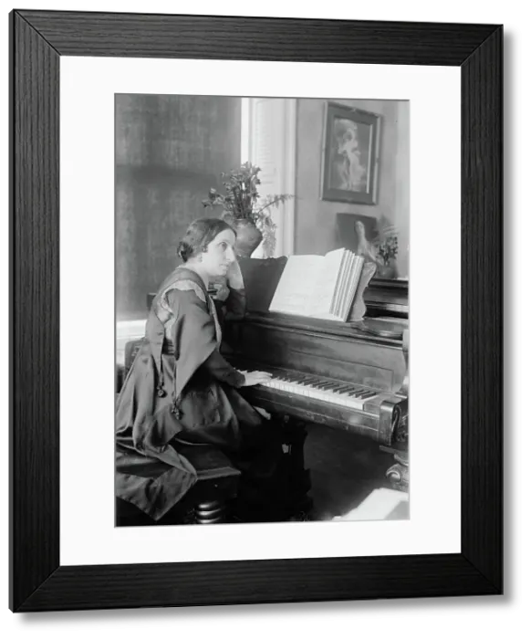 Framed Print : Amelita Galli-Curci, between c1915 and c1920. Creator: Bain News Service Framed Print : Amelita Galli-Curci, between c1915 and c1920. Creator: Bain News Service