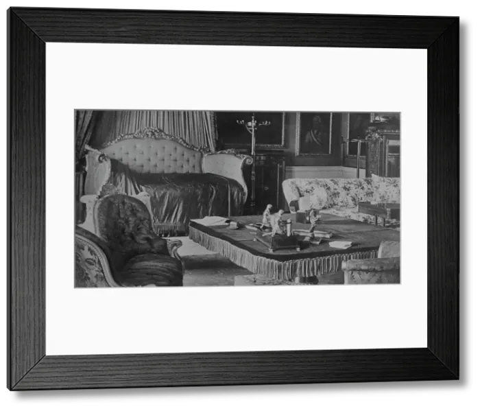 Framed Print : Buckingham Palace, London -- the State bedroom for royal visitors, between c1915 and c1920. Creator: Bain News Service Framed Print : Buckingham Palace, London -- the State bedroom for royal visitors, between c1915 and c1920. Creator: Bain News Service