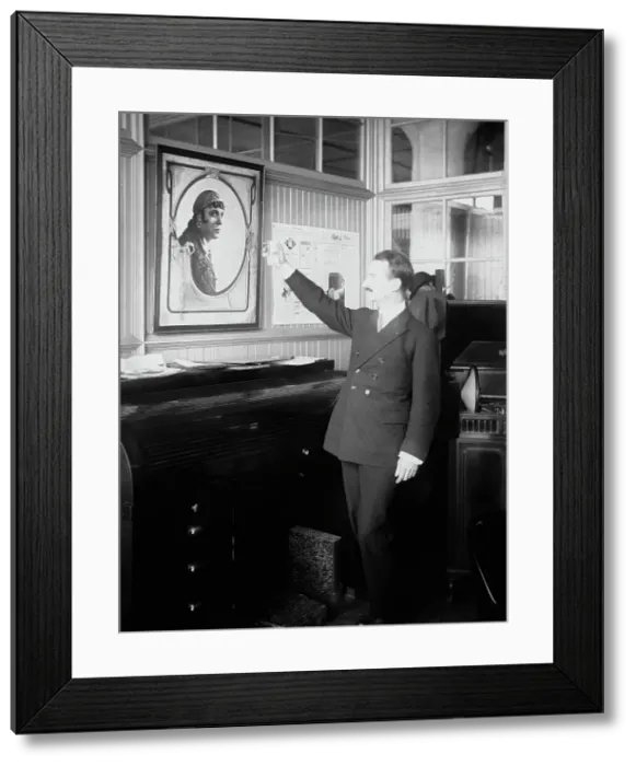 Framed Print : Pathe, between c1915 and c1920. Creator: Bain News Service Framed Print : Pathe, between c1915 and c1920. Creator: Bain News Service