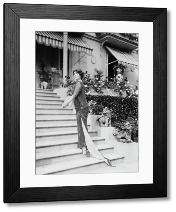 Framed Print : Baroness de Guestre, between c1910 and c1915. Creator: Bain News Service Framed Print : Baroness de Guestre, between c1910 and c1915. Creator: Bain News Service