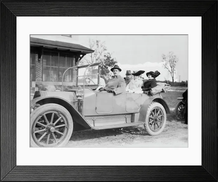Framed Print : Fred Schnell, Mayor Klin[e], wife and daughter, 1913. Creator: Bain News Service