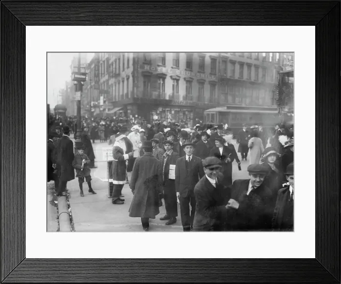 Framed Print : Xmas shoppers, between c1910 and c1915. Creator: Bain News Service Framed Print : Xmas shoppers, between c1910 and c1915. Creator: Bain News Service
