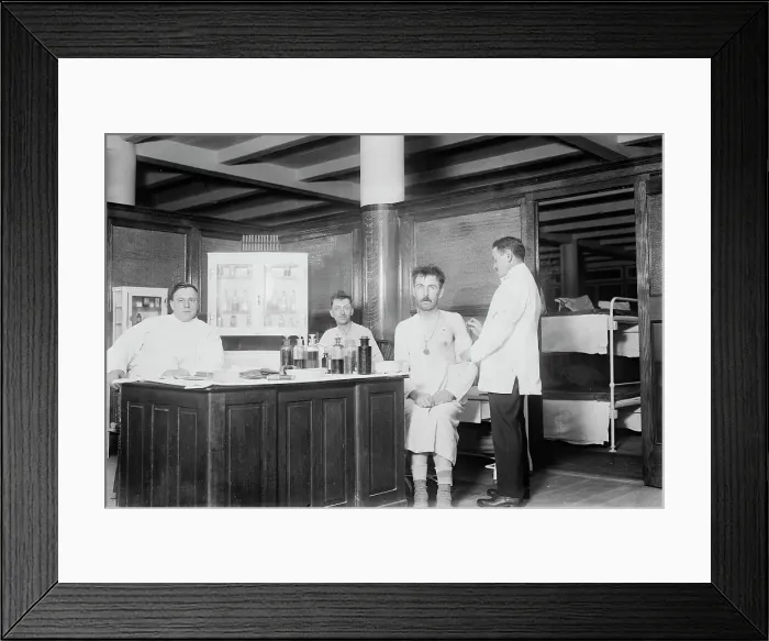 Framed Print : N.Y. City lodging house - vaccinating, 1914. Creator: Bain News Service