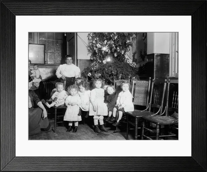 Framed Print : N.Y.C. lodging house -- Xmas tree, between c1910 and c1915. Creator: Bain News Service Framed Print : N.Y.C. lodging house -- Xmas tree, between c1910 and c1915. Creator: Bain News Service
