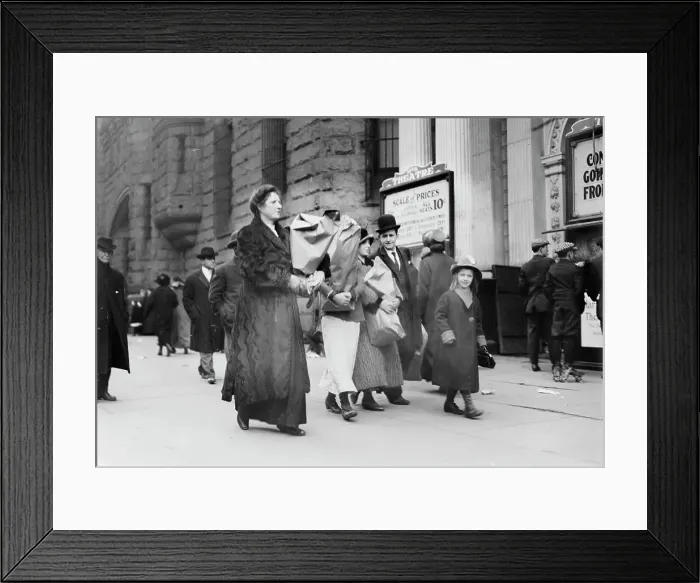 Framed Print : Xmas Dinners from Salvation Army, between c1910 and c1915. Creator: Bain News Service