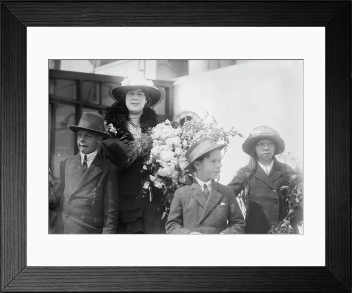 Framed Print : Clara Butt & children, between c1910 and c1915. Creator: Bain News Service Framed Print : Clara Butt & children, between c1910 and c1915. Creator: Bain News Service
