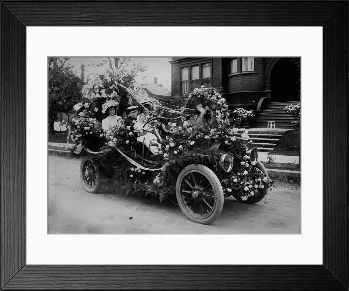 Framed Print : Annual flower fete, Portland, Oregon, between c1910 and c1915. Creator: Bain News Service Framed Print : Annual flower fete, Portland, Oregon, between c1910 and c1915. Creator: Bain News Service