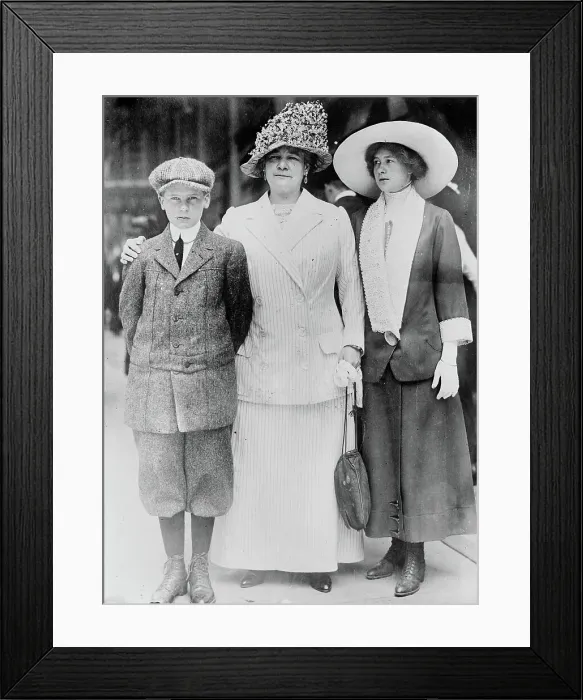 Framed Print : Mme. [Ernestine] Schumann-Heink & children, between c1910 and c1915. Creator: Bain News Service
