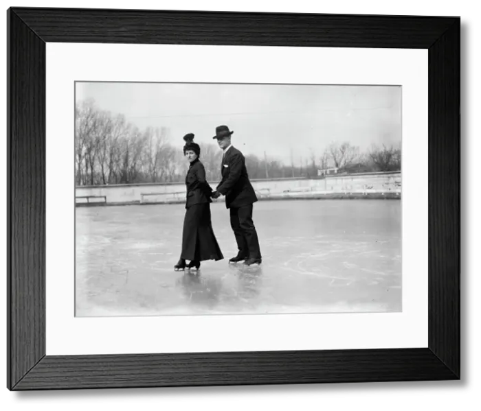 Framed Print : R.P. Hobson & wife, between c1910 and c1915. Creator: Bain News Service Framed Print : R.P. Hobson & wife, between c1910 and c1915. Creator: Bain News Service