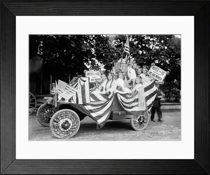Framed Print : Suffragists in parade, between c1910 and c1915. Creator: Bain News Service Framed Print : Suffragists in parade, between c1910 and c1915. Creator: Bain News Service