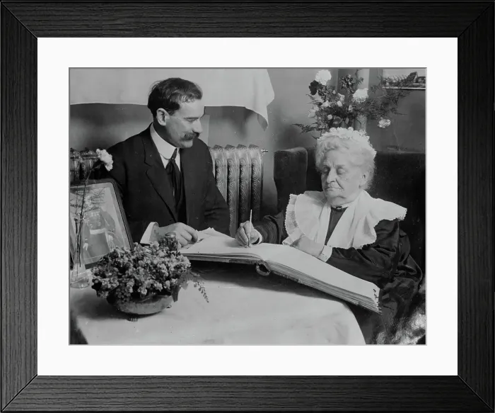 Framed Print : Mary Kennon Evans registers, between c1910 and c1915. Creator: Bain News Service Framed Print : Mary Kennon Evans registers, between c1910 and c1915. Creator: Bain News Service