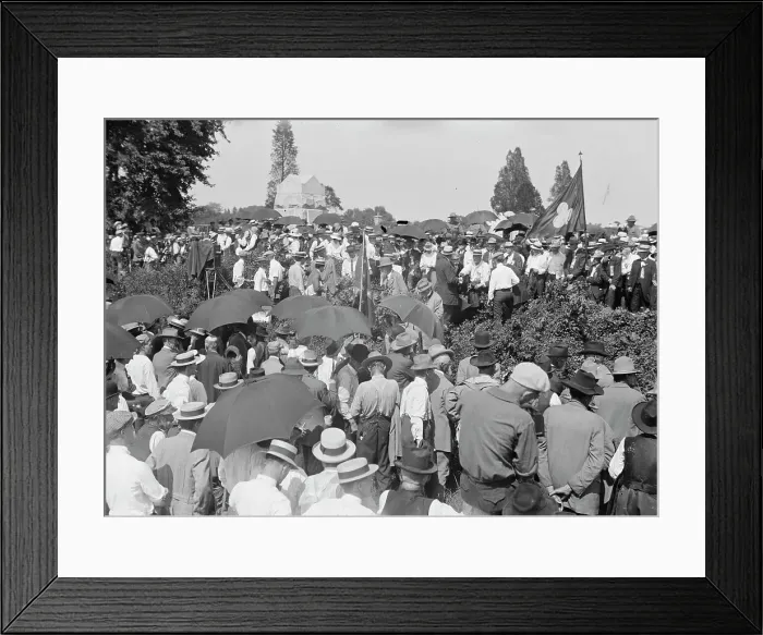 Framed Print : The reunion at Bloody Angle - Pickett's men in for[e]ground; Union men lined against wall, 1913. Creator: Bain News Service