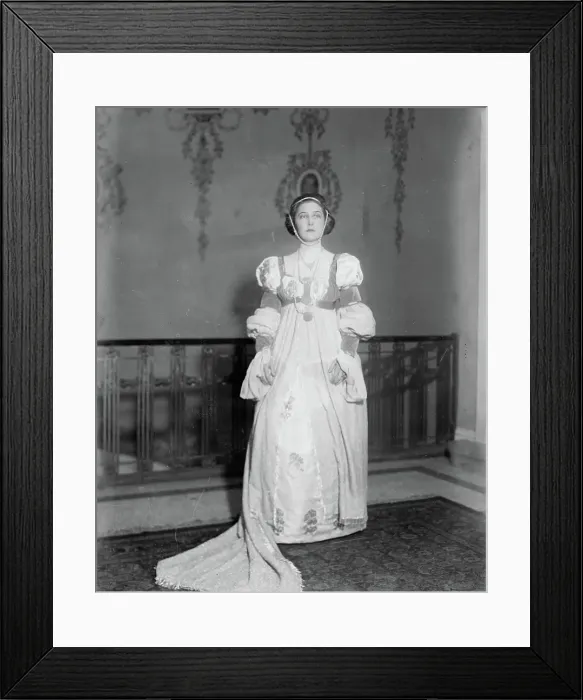 Framed Print : Mrs. Rob't Warwick, 1914. Creator: Bain News Service