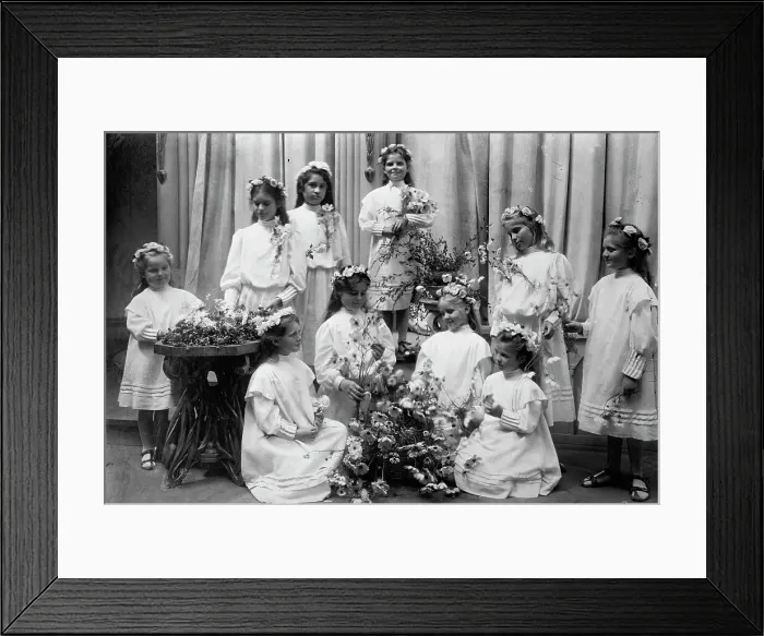 Framed Print : Children at Raja Yoga Academy, Point Loma, between c1910 and c1915. Creator: Bain News Service Framed Print : Children at Raja Yoga Academy, Point Loma, between c1910 and c1915. Creator: Bain News Service