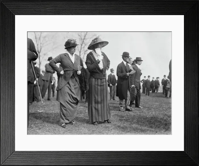Framed Print : Wheatley Hills, 1914. Creator: Bain News Service Framed Print : Wheatley Hills, 1914. Creator: Bain News Service