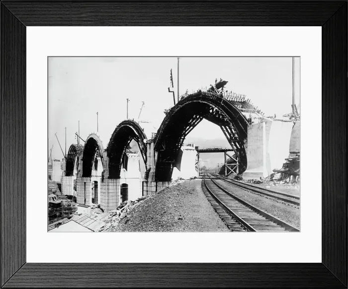 Framed Print : Bldg.[i.e. Building] Tunkhannock Viaduct [Martin's Creek Viaduct], 1913. Creator: Bain News Service