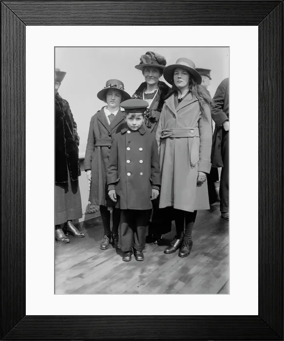 Framed Print : Sims family, between c1915 and c1920. Creator: Bain News Service Framed Print : Sims family, between c1915 and c1920. Creator: Bain News Service