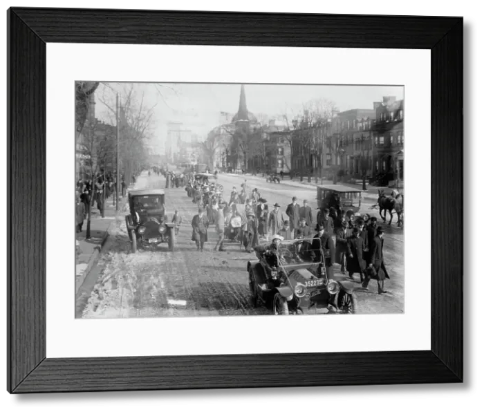 Framed Print : Suffrage hikers on way to Washington, 1913. Creator: Bain News Service Framed Print : Suffrage hikers on way to Washington, 1913. Creator: Bain News Service