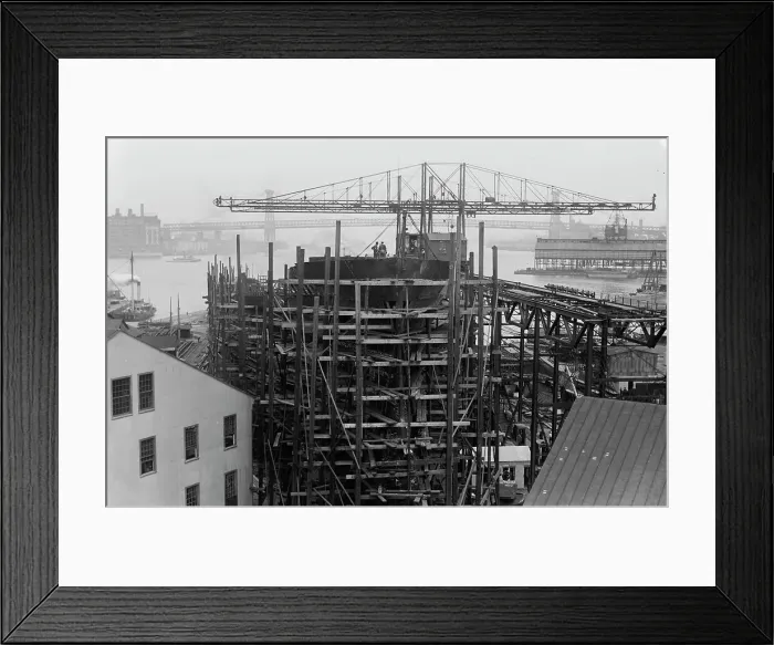 Framed Print : Building battleship - NEW YORK, between c1910 and c1915. Creator: Bain News Service Framed Print : Building battleship - NEW YORK, between c1910 and c1915. Creator: Bain News Service